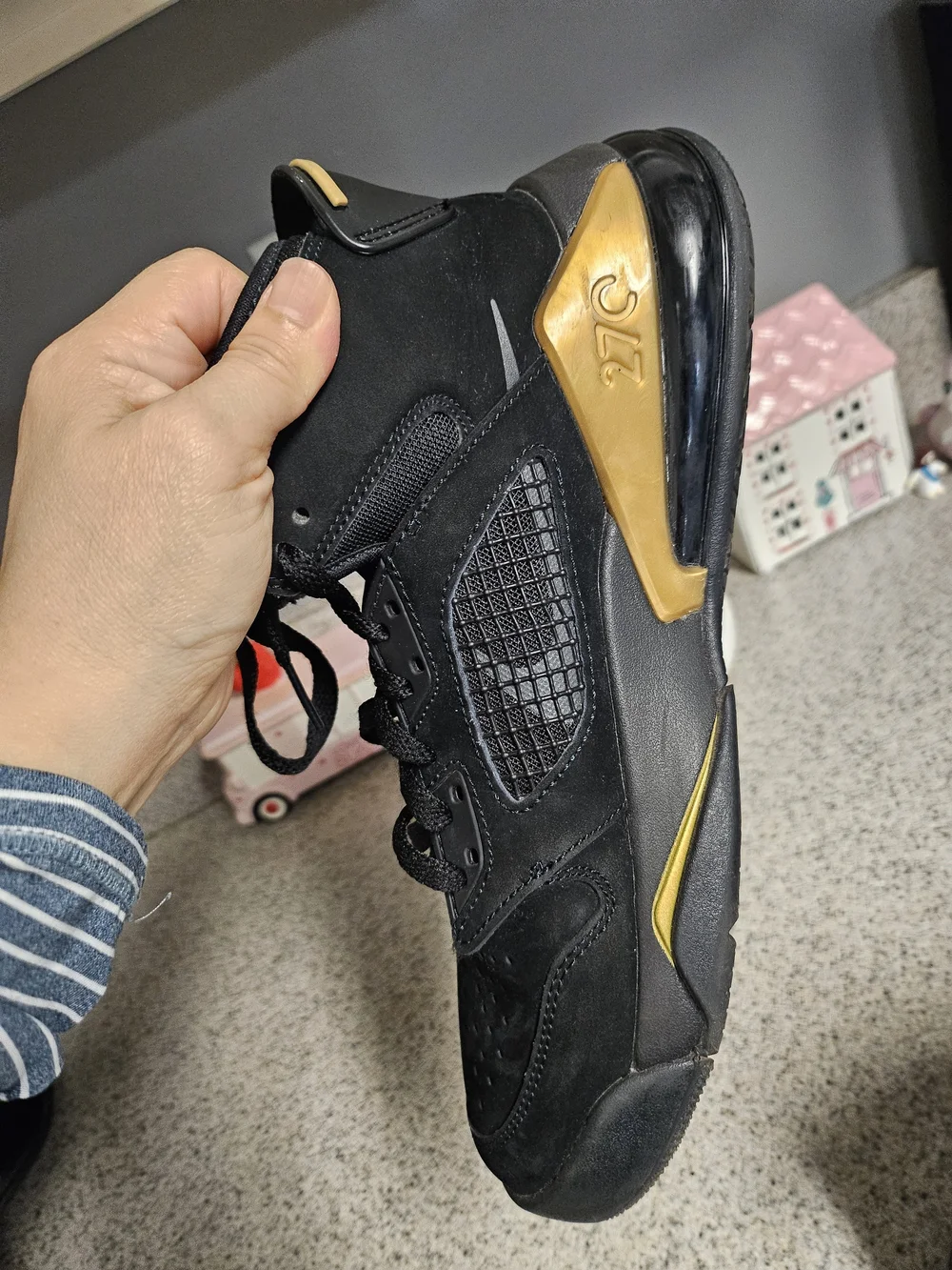 Jordan Men's Black and Gold Mid-Top Athletic Sneakers Men's 7Y